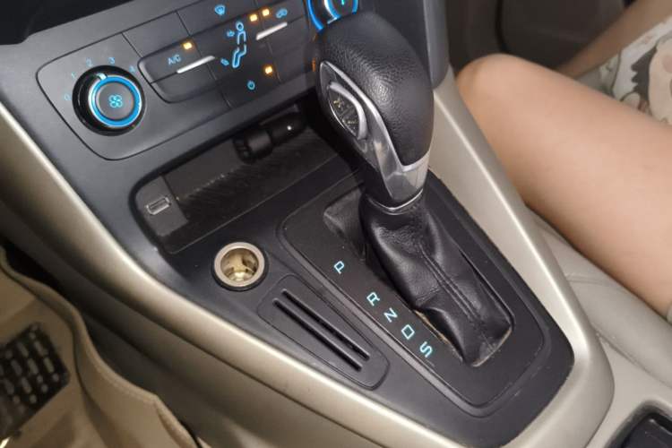 Used Ford Focus 2015 Sedan 1.6L Automatic Comfort Model Gear Lever