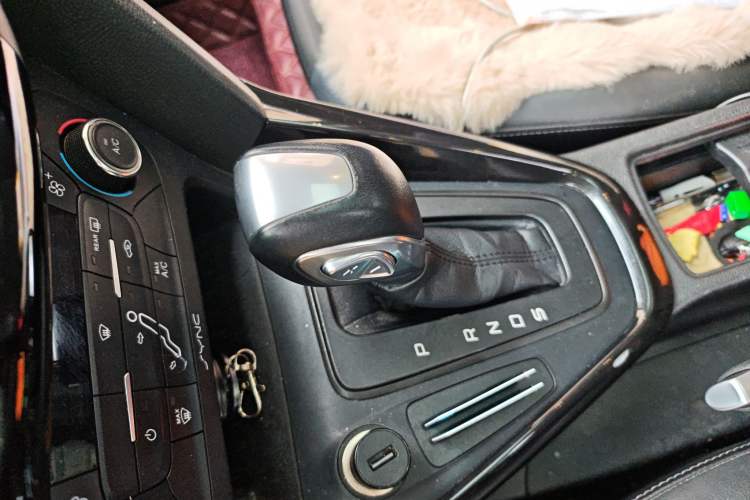 Used Ford Focus 2015 Hatchback 1.6L Automatic Fashion Edition Gear Lever