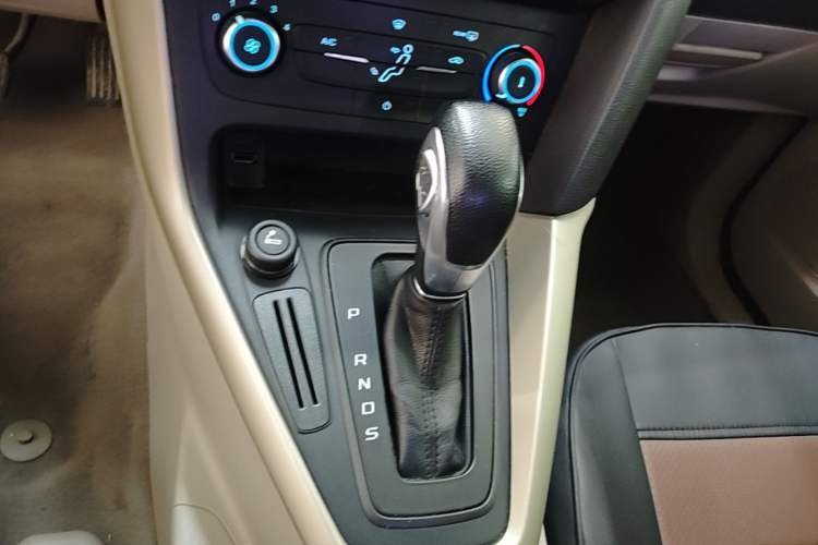 Used Ford Focus 2015 Sedan 1.6L Automatic Comfort Model Gear Lever