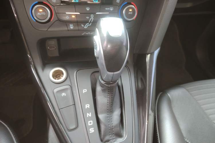 Used Ford Focus 2015 Hatchback EcoBoost 125 Automatic Supreme Style Edition Gear Lever