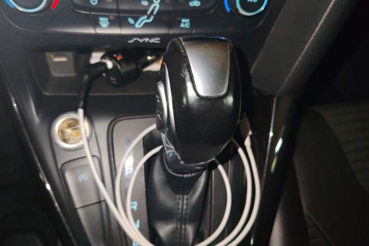 Used Ford Focus 2015 Sedan EcoBoost 125 Automatic Supreme Style Edition Gear Lever