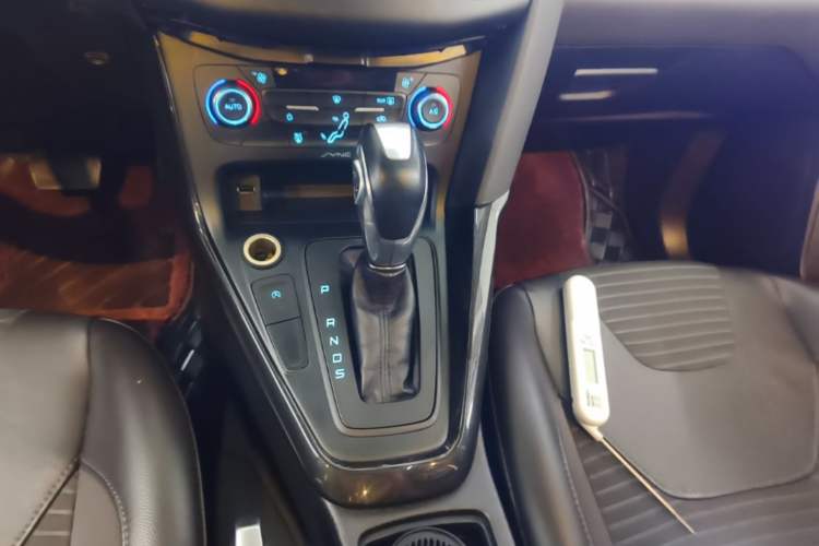Used Ford Focus 2015 Hatchback EcoBoost 125 Automatic Supreme Style Edition Gear Lever