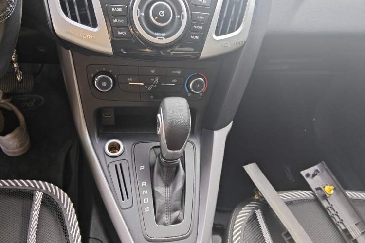 Used Ford Focus 2015 Hatchback 1.6L Automatic Comfort Model Gear Lever