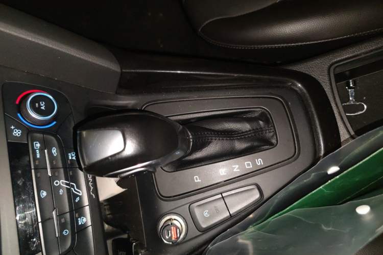 Used Ford Focus 2015 Hatchback EcoBoost 180 Automatic Elite Model Gear Lever