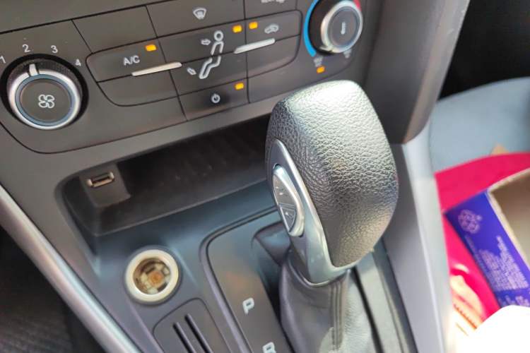 Used Ford Focus 2015 Hatchback 1.6L Automatic Comfort Model Gear Lever