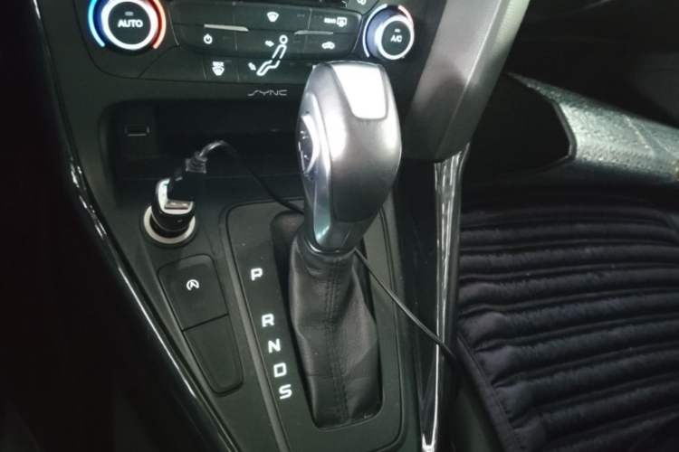 Used Ford Focus 2015 Hatchback EcoBoost 125 Automatic Supreme Style Edition Gear Lever
