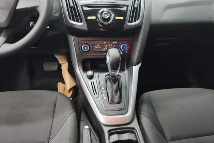 Used Ford Focus 2015 Hatchback 1.6L Automatic Comfort Model Gear Lever