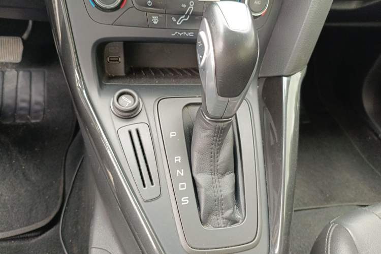 Used Ford Focus 2015 Hatchback 1.6L Automatic Fashion Edition Gear Lever