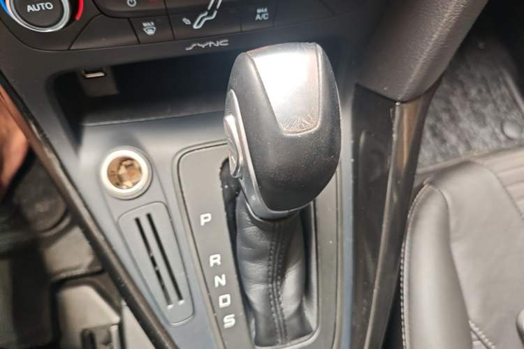Used Ford Focus 2015 Hatchback 1.6L Automatic Fashion Edition Gear Lever