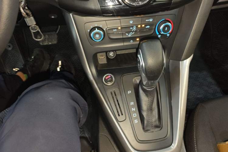 Used Ford Focus 2015 Hatchback 1.6L Automatic Comfort Model Gear Lever