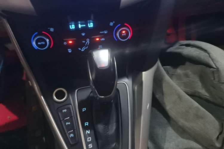 Used Ford Focus 2015 Sedan EcoBoost 180 Automatic Flagship Model Gear Lever