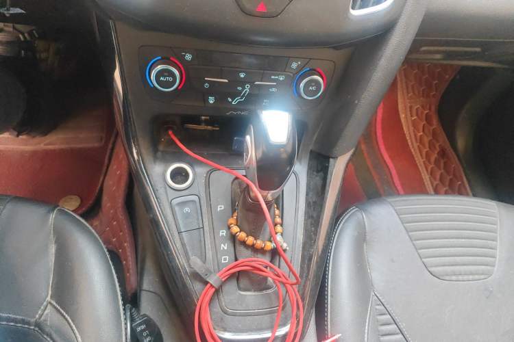 Used Ford Focus 2015 Hatchback EcoBoost 125 Automatic Supreme Style Edition Gear Lever