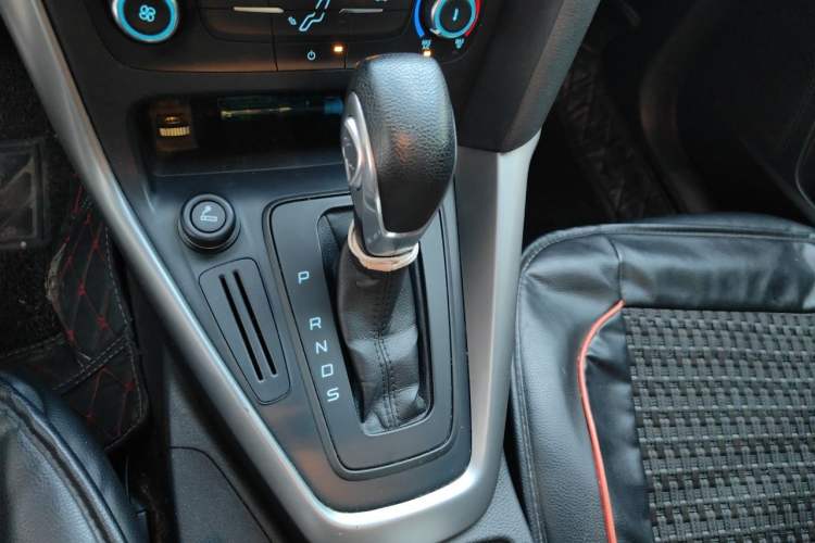 Used Ford Focus 2015 Hatchback 1.6L Automatic Comfort Model Gear Lever