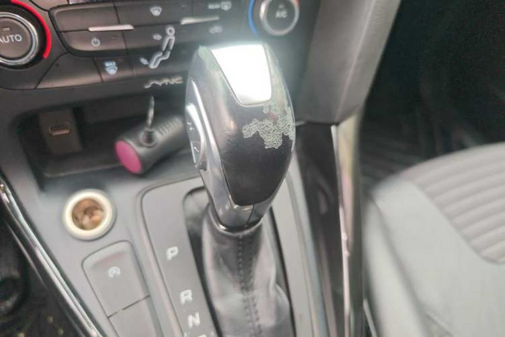 Used Ford Focus 2015 Hatchback EcoBoost 125 Automatic Supreme Style Edition Gear Lever