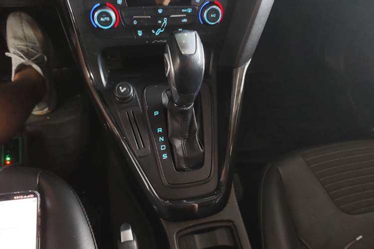 Used Ford Focus 2015 Hatchback 1.6L Automatic Fashion Edition Gear Lever