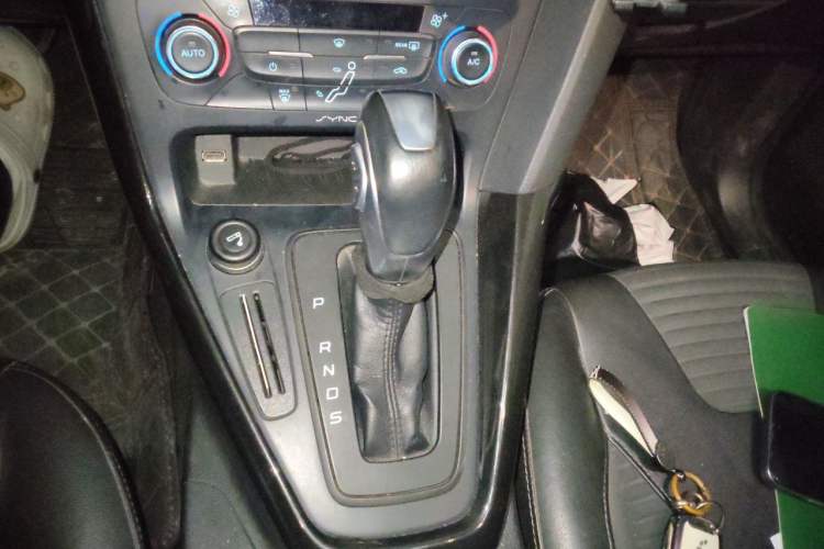 Used Ford Focus 2015 Hatchback 1.6L Automatic Fashion Edition Gear Lever