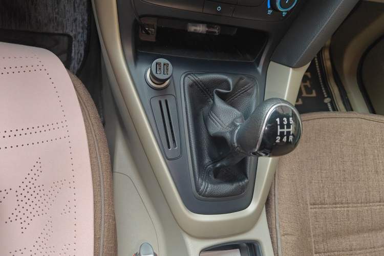 Used Ford Focus 2015 Sedan 1.6L Manual Comfort Model Gear Lever