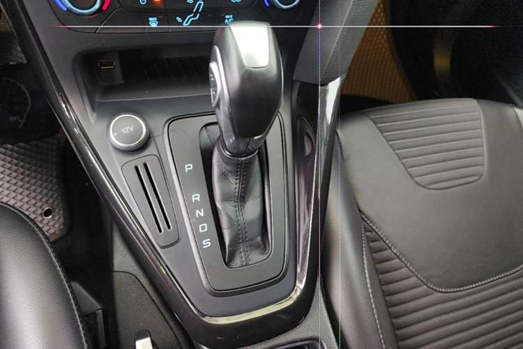 Used Ford Focus 2015 Hatchback 1.6L Automatic Fashion Edition Gear Lever