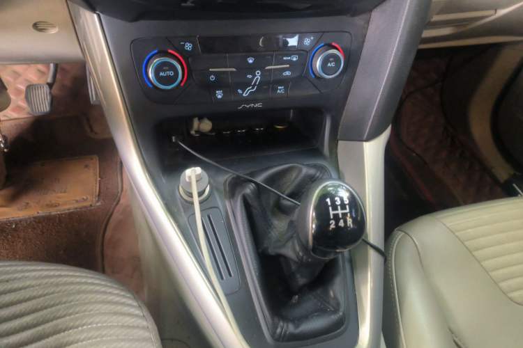Used Ford Focus 2015 Sedan EcoBoost 125 Manual – Ultra-Style Edition Gear Lever