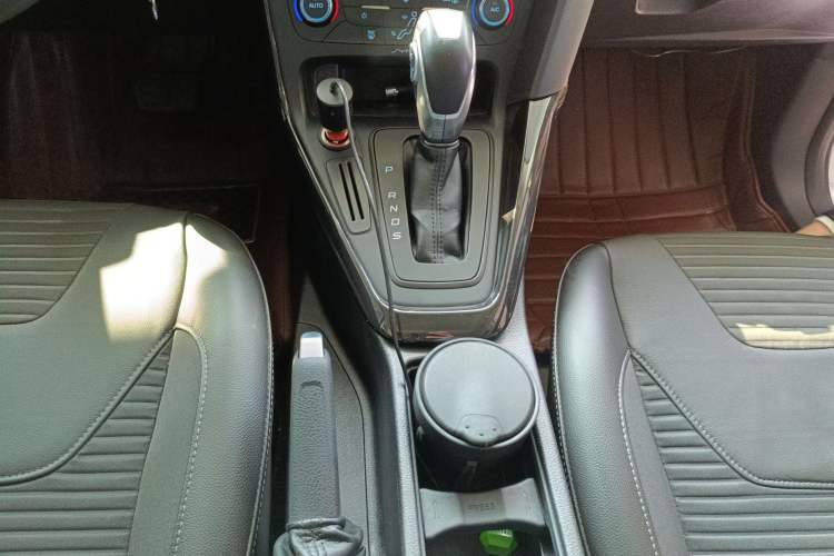 Used Ford Focus 2015 Hatchback 1.6L Automatic Fashion Edition Gear Lever