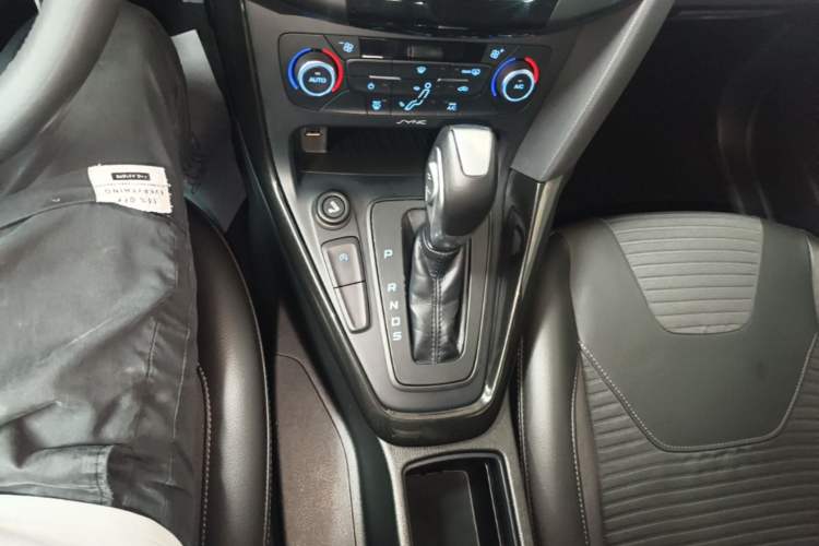 Used Ford Focus 2015 Sedan EcoBoost 125 Automatic Supreme Style Edition Gear Lever