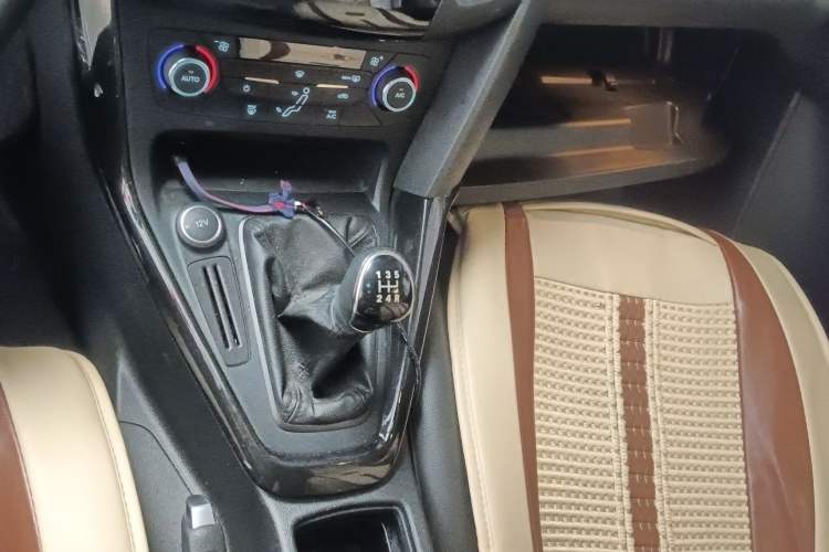 Used Ford Focus 2015 Hatchback 1.6L Manual Fashion Edition Gear Lever