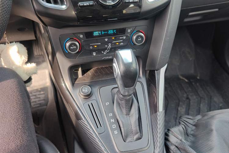 Used Ford Focus 2015 Hatchback 1.6L Automatic Fashion Edition Gear Lever