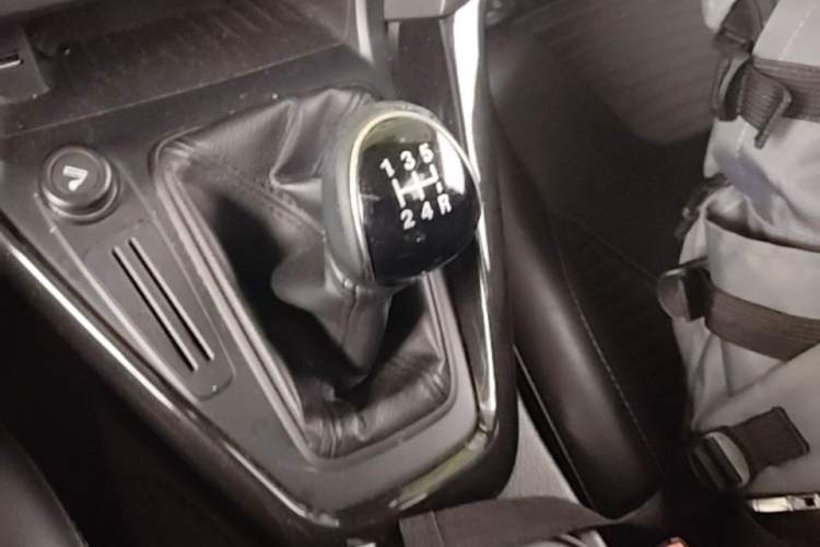 Used Ford Focus 2015 Sedan 1.6L Manual Fashion Edition Gear Lever