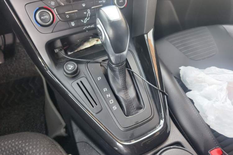 Used Ford Focus 2015 Hatchback 1.6L Automatic Fashion Edition Gear Lever