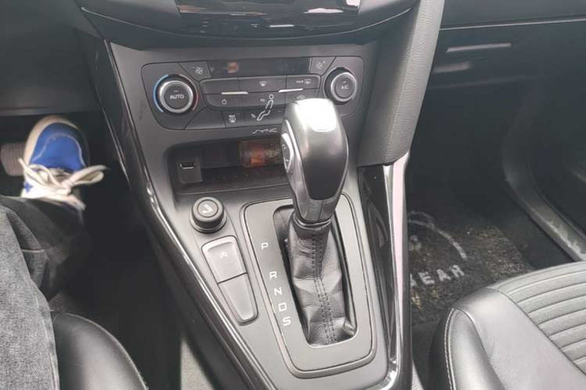 Used Ford Focus 2015 Hatchback EcoBoost 125 Automatic Supreme Style Edition Gear Lever