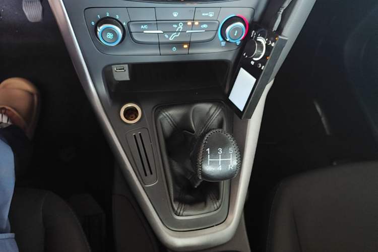 Used Ford Focus 2015 Hatchback 1.6L Manual Comfort Edition Gear Lever