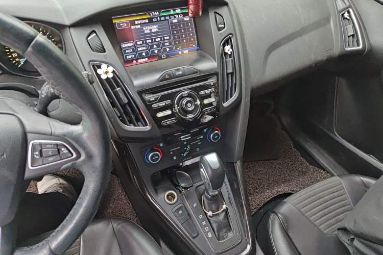 Used Ford Focus 2015 Hatchback EcoBoost 125 Automatic Supreme Style Edition Gear Lever
