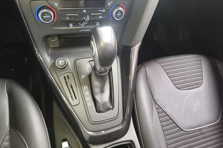 Used Ford Focus 2015 Hatchback 1.6L Automatic Fashion Edition Gear Lever