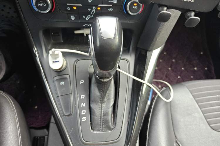 Used Ford Focus 2015 Hatchback EcoBoost 180 Automatic Elite Model Gear Lever
