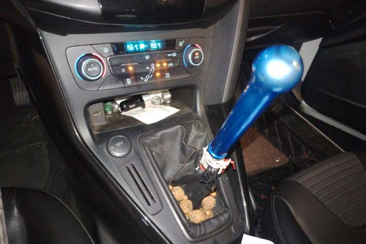 Used Ford Focus 2015 Hatchback 1.6L Manual Fashion Edition Gear Lever