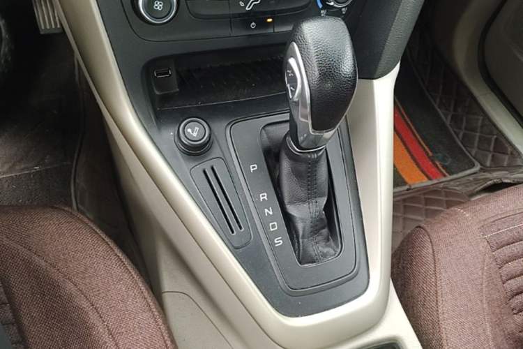 Used Ford Focus 2015 Sedan 1.6L Automatic Comfort Model Gear Lever