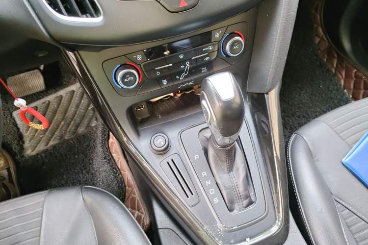 Used Ford Focus 2015 Hatchback 1.6L Automatic Fashion Edition Gear Lever