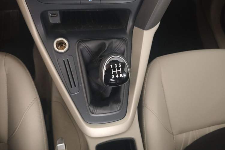Used Ford Focus 2015 Sedan 1.6L Manual Comfort Model Gear Lever