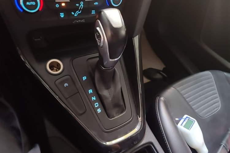 Used Ford Focus 2015 Sedan EcoBoost 125 Automatic Supreme Style Edition Gear Lever