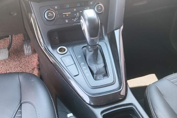 Used Ford Focus 2015 Sedan EcoBoost 125 Automatic Supreme Style Edition Gear Lever