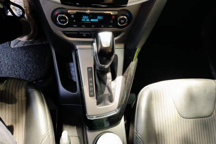 Used Ford Focus 2015 Hatchback 1.6L Automatic Fashion Edition Gear Lever