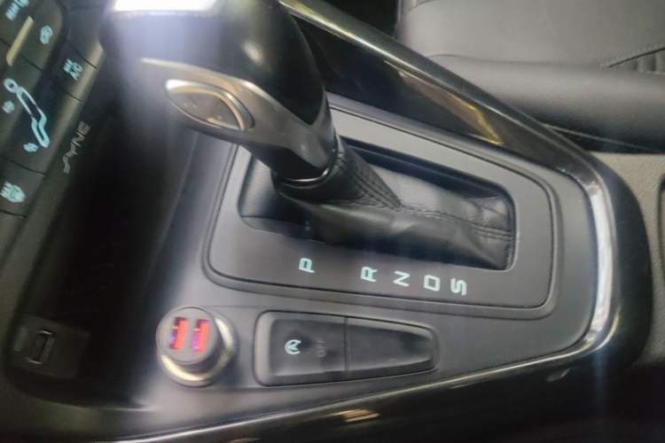 Used Ford Focus 2015 Sedan EcoBoost 125 Automatic Supreme Style Edition Gear Lever