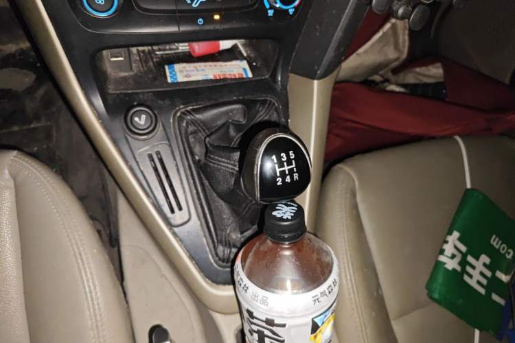 Used Ford Focus 2015 Sedan 1.6L Manual Comfort Model Gear Lever