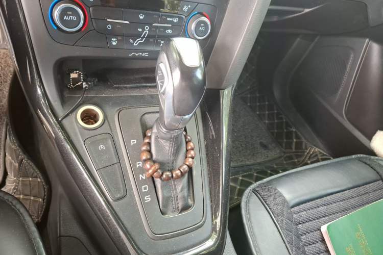 Used Ford Focus 2015 Sedan EcoBoost 125 Automatic Supreme Style Edition Gear Lever