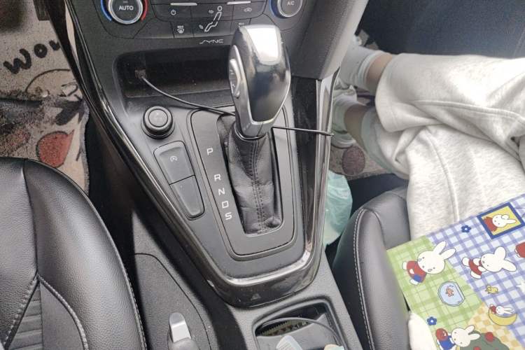 Used Ford Focus 2015 Sedan EcoBoost 125 Automatic Supreme Style Edition Gear Lever