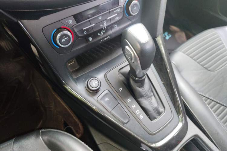 Used Ford Focus 2015 Hatchback EcoBoost 125 Automatic Supreme Style Edition Gear Lever