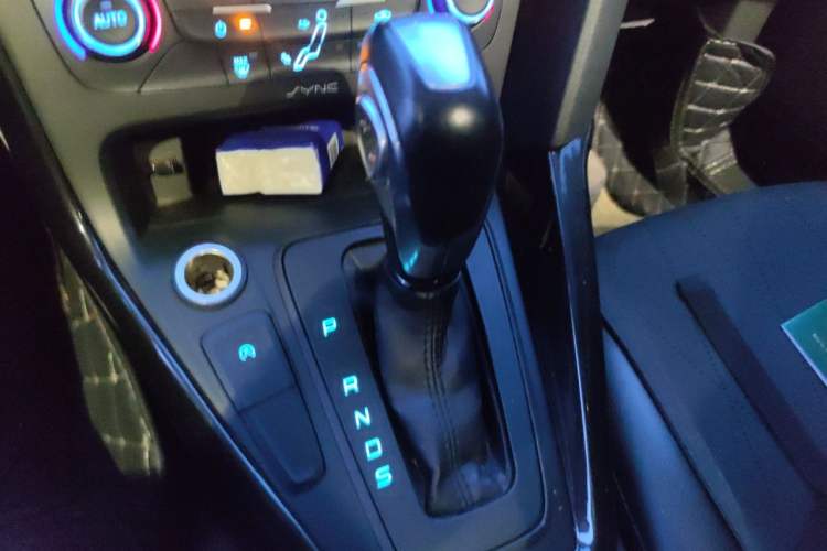 Used Ford Focus 2015 Hatchback EcoBoost 125 Automatic Supreme Style Edition Gear Lever