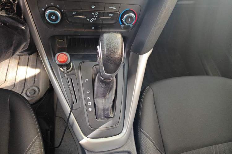 Used Ford Focus 2015 Hatchback 1.6L Automatic Comfort Model Gear Lever