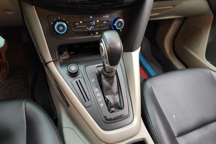 Used Ford Focus 2015 Sedan 1.6L Automatic Comfort Model Gear Lever