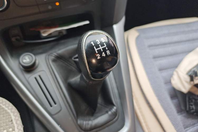 Used Ford Focus 2015 Hatchback 1.6L Manual Comfort Edition Gear Lever